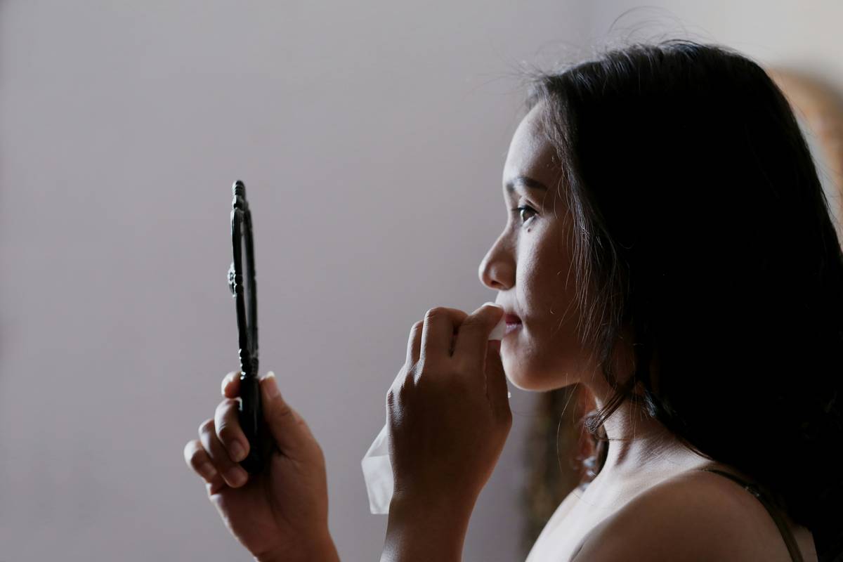 woman using makeup remover face wipe what neutrogena correctly with follow-up cleanse